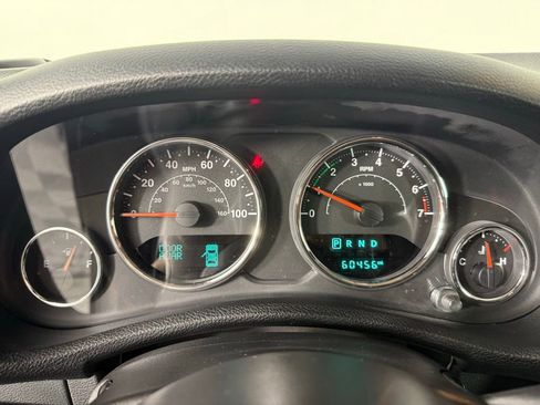Used 2017 Jeep Wrangler Unlimited Sahara w/ Connectivity Group AWD/4WD image 12