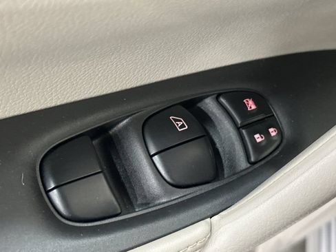 Used 2020 Nissan Rogue Sport SV FWD image 12