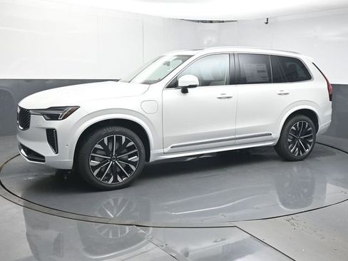 Used 2026 Volvo XC90 T8 Ultra w/ Protection Package Premier image 4