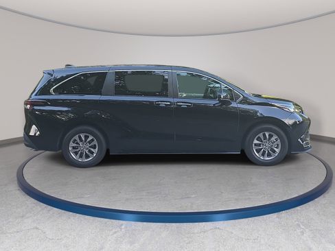 Used 2023 Toyota Sienna XLE FWD image 4