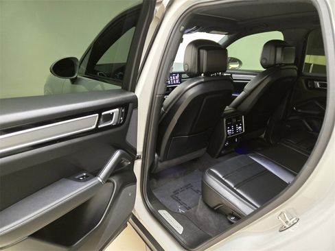 Used 2022 Porsche Cayenne Platinum Edition image 19