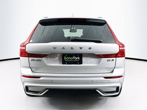 Used 2025 Volvo XC60 B5 Core image 7