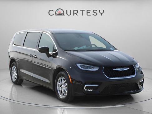 New 2025 Chrysler Pacifica Select w/ Uconnect Theater Family Group image 7