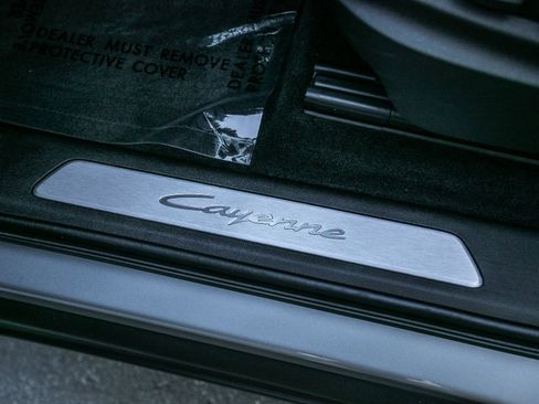 Certified 2024 Porsche Cayenne AWD/4WD image 16