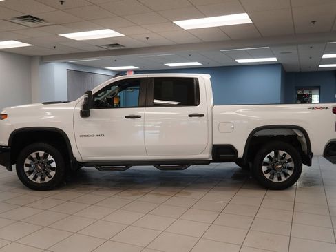 Used 2022 Chevrolet Silverado 2500 Custom w/ Custom Value Package AWD/4WD image 2
