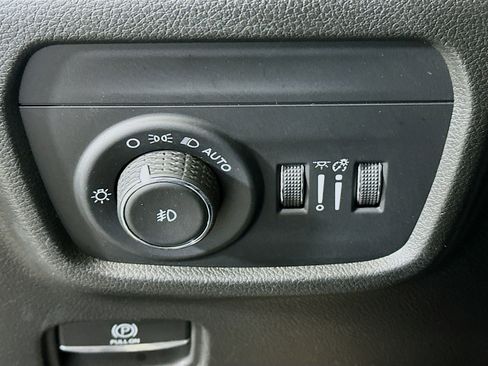 Used 2024 Jeep Grand Cherokee L Limited w/ Luxury Tech Group II image 17