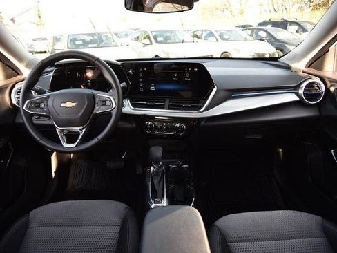 Used 2025 Chevrolet Trax LT w/ LT Convenience Package image 8