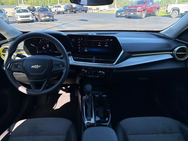 Used 2025 Chevrolet Trax LT FWD image 27