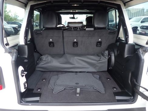 Used 2023 Jeep Wrangler Sahara image 8