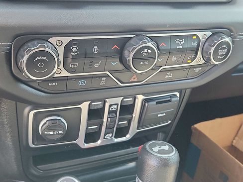 Used 2024 Jeep Wrangler Unlimited Sahara AWD/4WD image 15