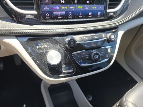 Used 2023 Chrysler Pacifica Touring-L FWD image 26