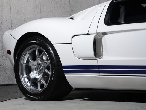 Used 2006 Ford GT RWD image 16