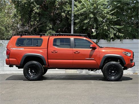 Used 2016 Toyota Tacoma TRD Off-Road AWD/4WD image 9