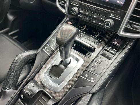 Used 2017 Porsche Cayenne Platinum Edition w/ Premium Package (PJV) image 18