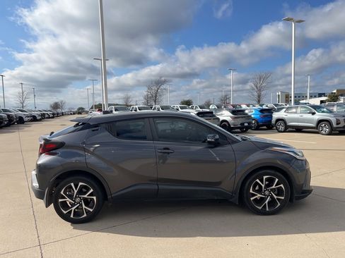 Used 2022 Toyota C-HR XLE image 6