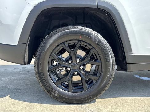 New 2025 Jeep Grand Cherokee Altitude image 15