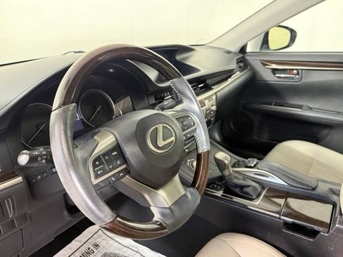 Used 2016 Lexus ES 350 w/ Luxury Package w/Wood Trim FWD image 10