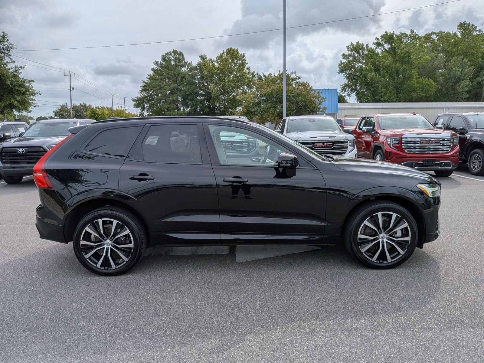 Used 2023 Volvo XC60 B6 Ultimate w/ Protection Package Premier AWD/4WD image 2