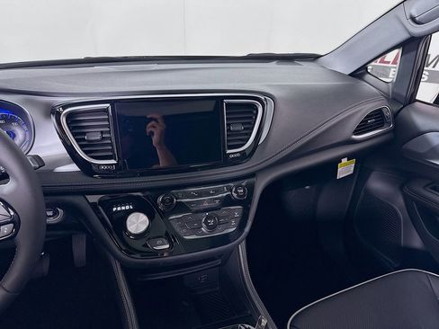 New 2026 Chrysler Pacifica Limited w/ S Appearance Package FWD image 23