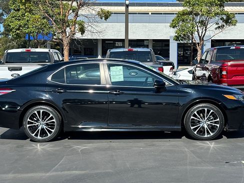 Used 2020 Toyota Camry SE image 3