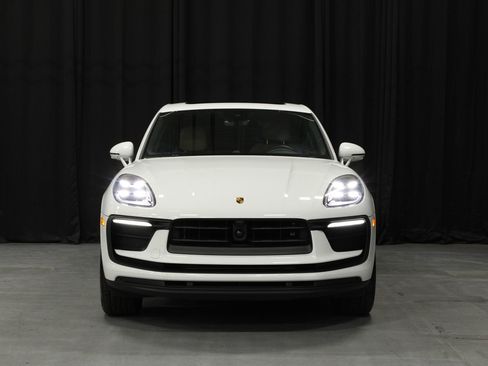 Certified 2025 Porsche Macan AWD/4WD image 8