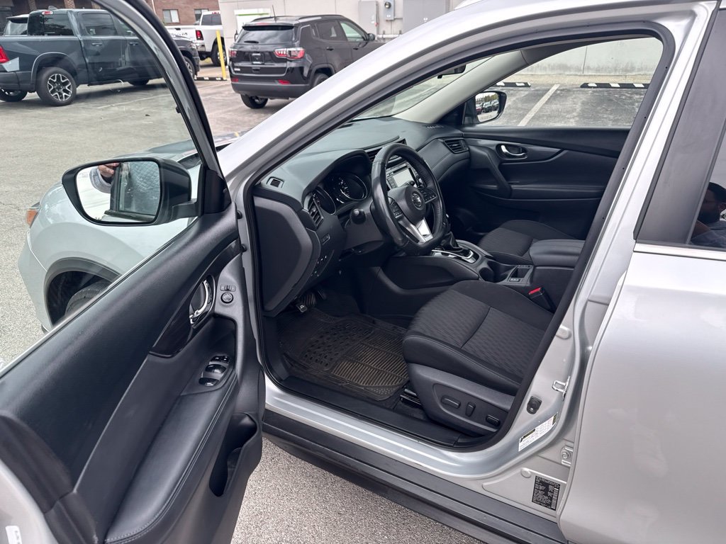 Used 2020 Nissan Rogue SV FWD image 5
