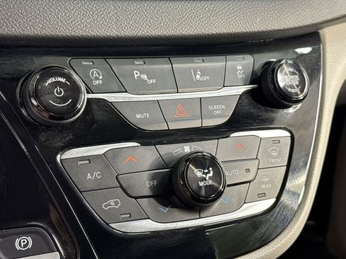 Used 2024 Chrysler Pacifica Touring-L FWD image 33