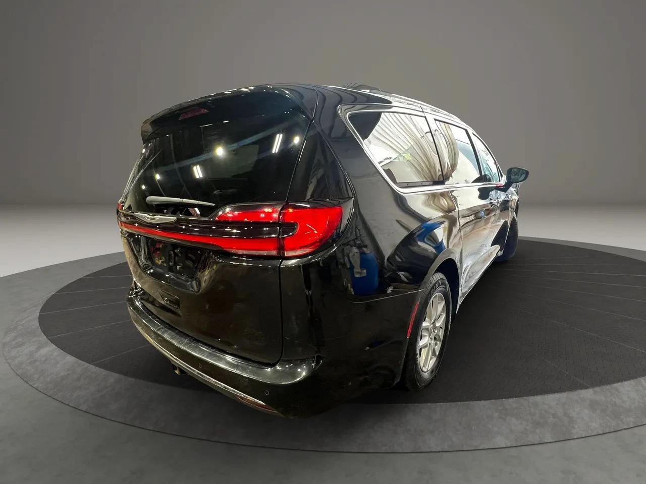 Used 2021 Chrysler Pacifica Touring-L w/ Uconnect Theater Family Group FWD image 5