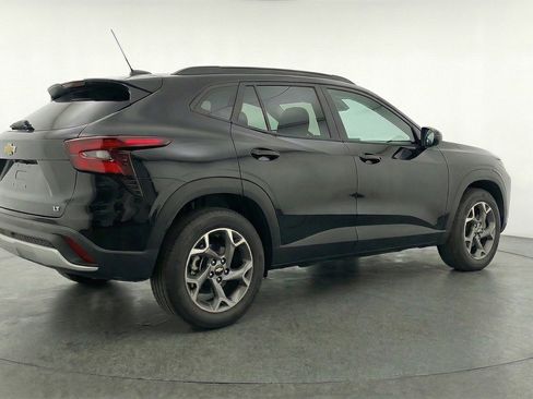 Used 2025 Chevrolet Trax LT w/ LT Convenience Package FWD image 9