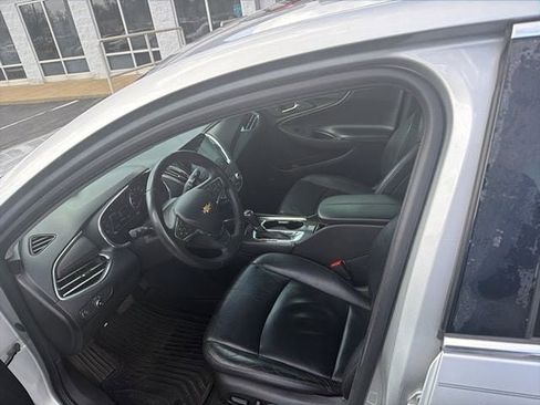 Used 2017 Chevrolet Malibu LT w/ Leather Package image 7