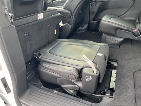 New 2026 Chrysler Pacifica Select image 50