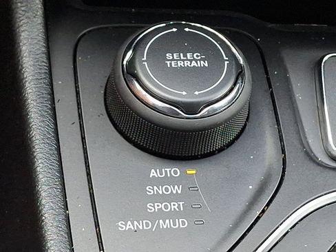 Used 2019 Jeep Cherokee Latitude Plus w/ Comfort/Convenience Group AWD/4WD image 23