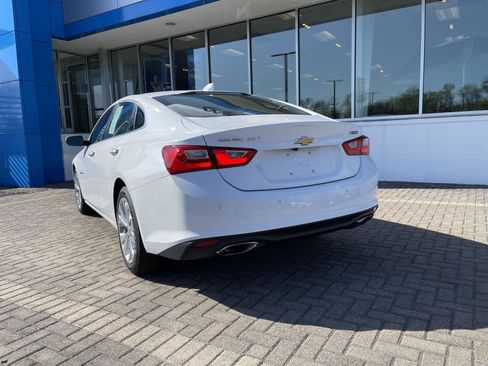 Used 2017 Chevrolet Malibu Premier w/ Driver Confidence Package FWD image 3