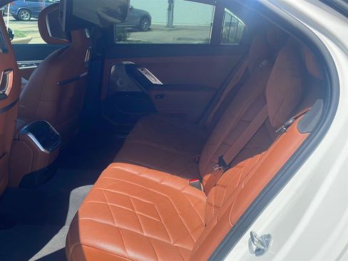 Used 2023 BMW i7 xDrive60 w/ Executive Package 2 AWD/4WD image 7