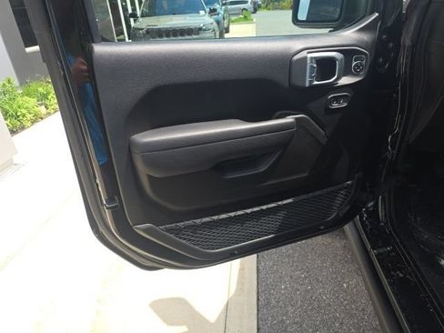 Used 2025 Jeep Gladiator Sport AWD/4WD image 11