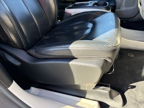 Used 2022 Chrysler Pacifica Touring-L image 25