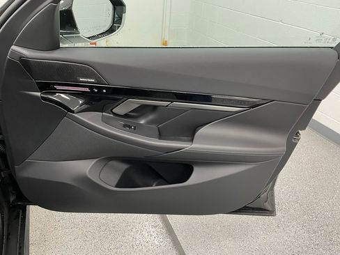 Used 2025 BMW 530i xDrive image 16