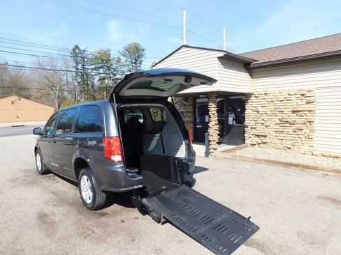 Used 2016 Dodge Grand Caravan SE w/ Quick Order Package 29E SE image 3