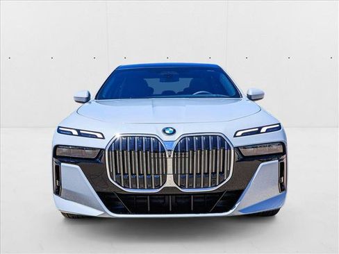 Used 2025 BMW 740i xDrive image 2