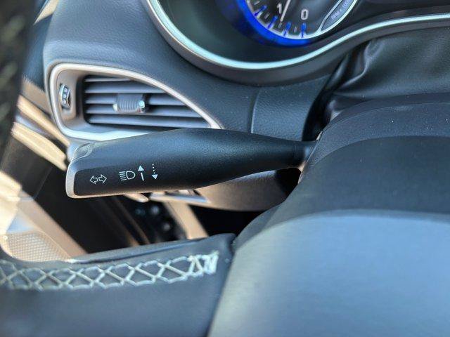 Used 2025 Chrysler Pacifica Select FWD image 23