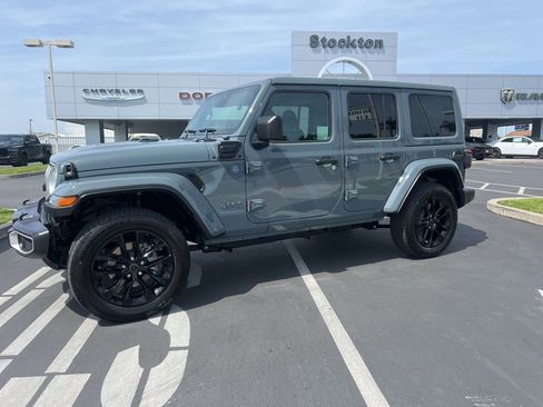Used 2025 Jeep Wrangler Unlimited Sahara w/ Safety Group AWD/4WD image 2