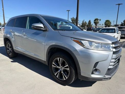 Used 2019 Toyota Highlander LE FWD image 1