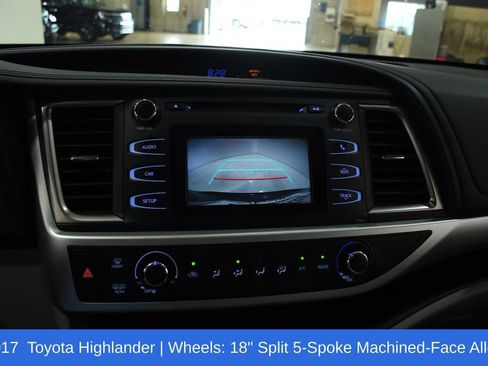 Used 2017 Toyota Highlander LE FWD image 18