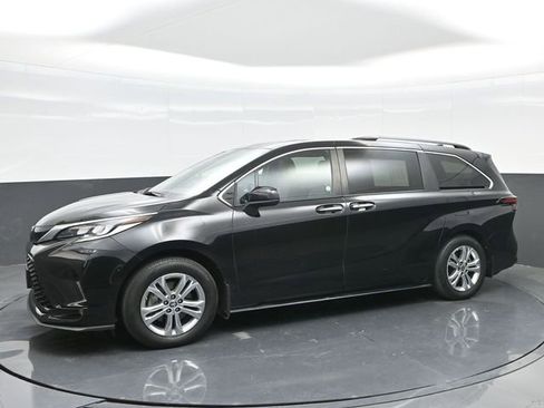 Used 2022 Toyota Sienna XSE image 8