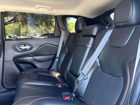 Used 2019 Jeep Cherokee Trailhawk AWD/4WD image 20
