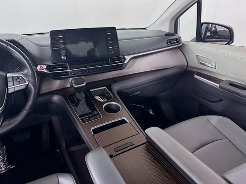 Used 2022 Toyota Sienna XLE image 20