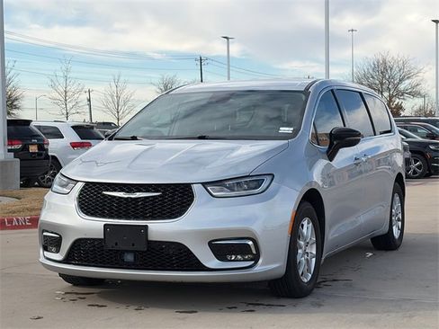 Used 2024 Chrysler Pacifica Touring-L image 3