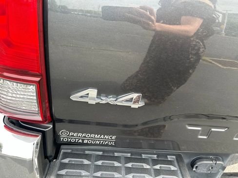 Used 2019 Toyota Tacoma SR5 AWD/4WD image 16