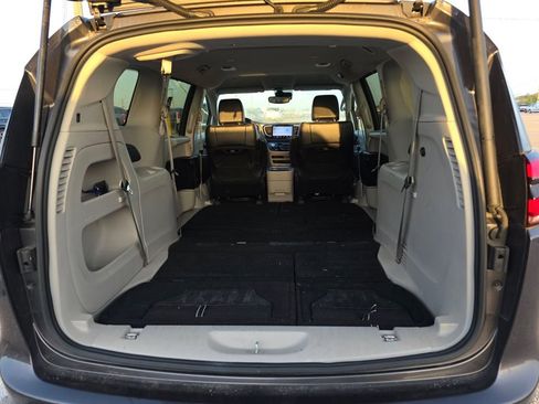 Used 2023 Chrysler Pacifica Touring-L image 7