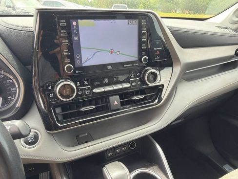 Used 2020 Toyota Highlander Limited FWD image 28